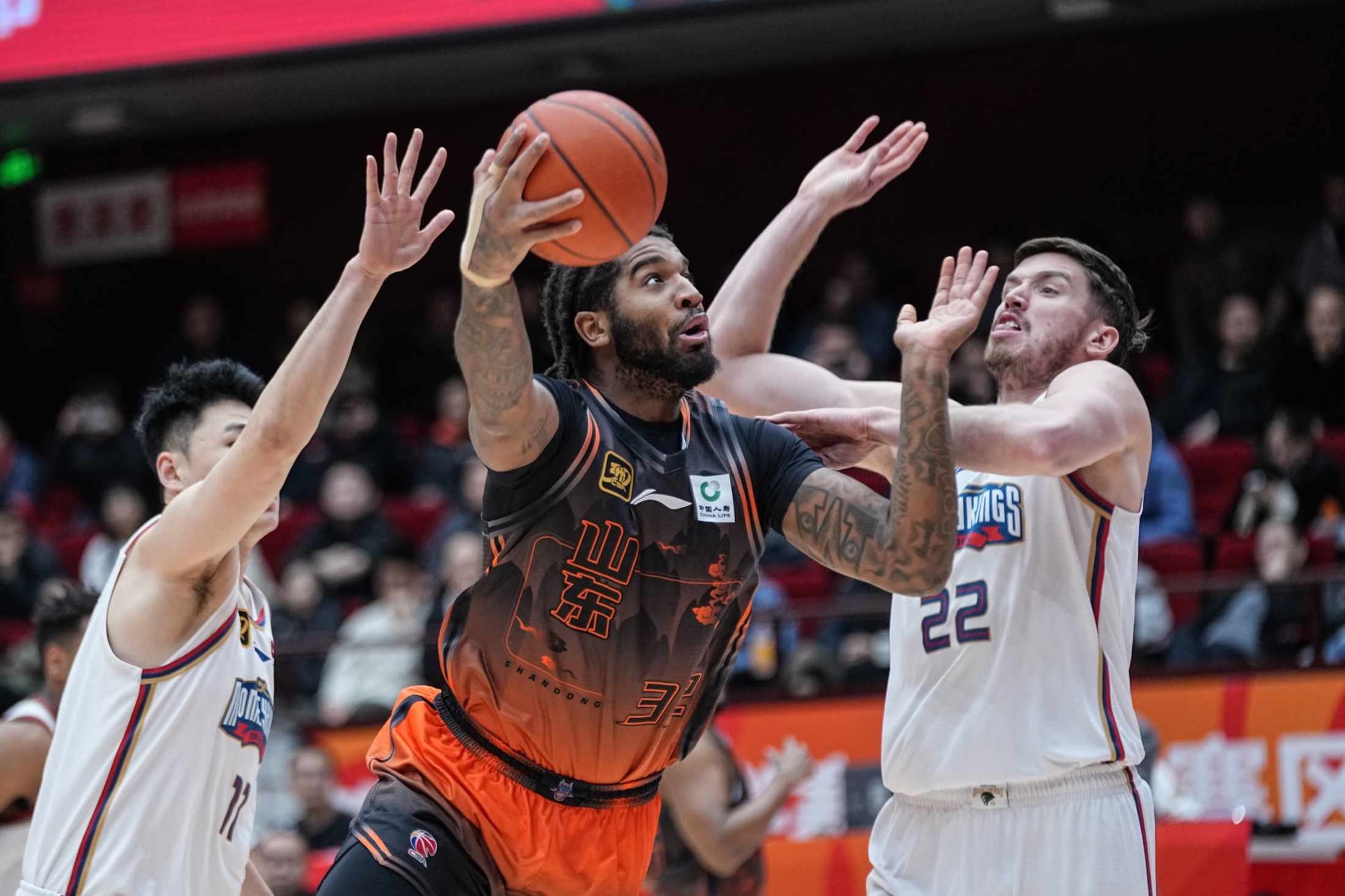 包含集结日体能课后，山东男篮外线爆发备战NBA总决赛，悬念犹存，身体对抗强度拉满的词条