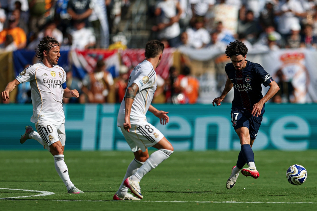 关于巴黎圣日耳曼训练开放日；关键时刻篮板制胜引欢呼；意大利杯在即；更衣室氛围转暖的信息